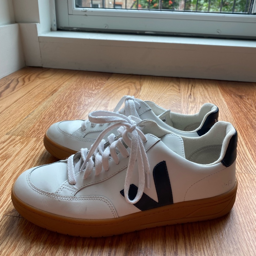Veja V-12 Natural Gum Sole